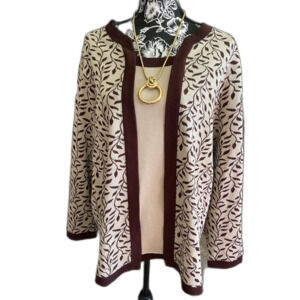 C.D. Daniel’s top size 1X (jewelry not included)